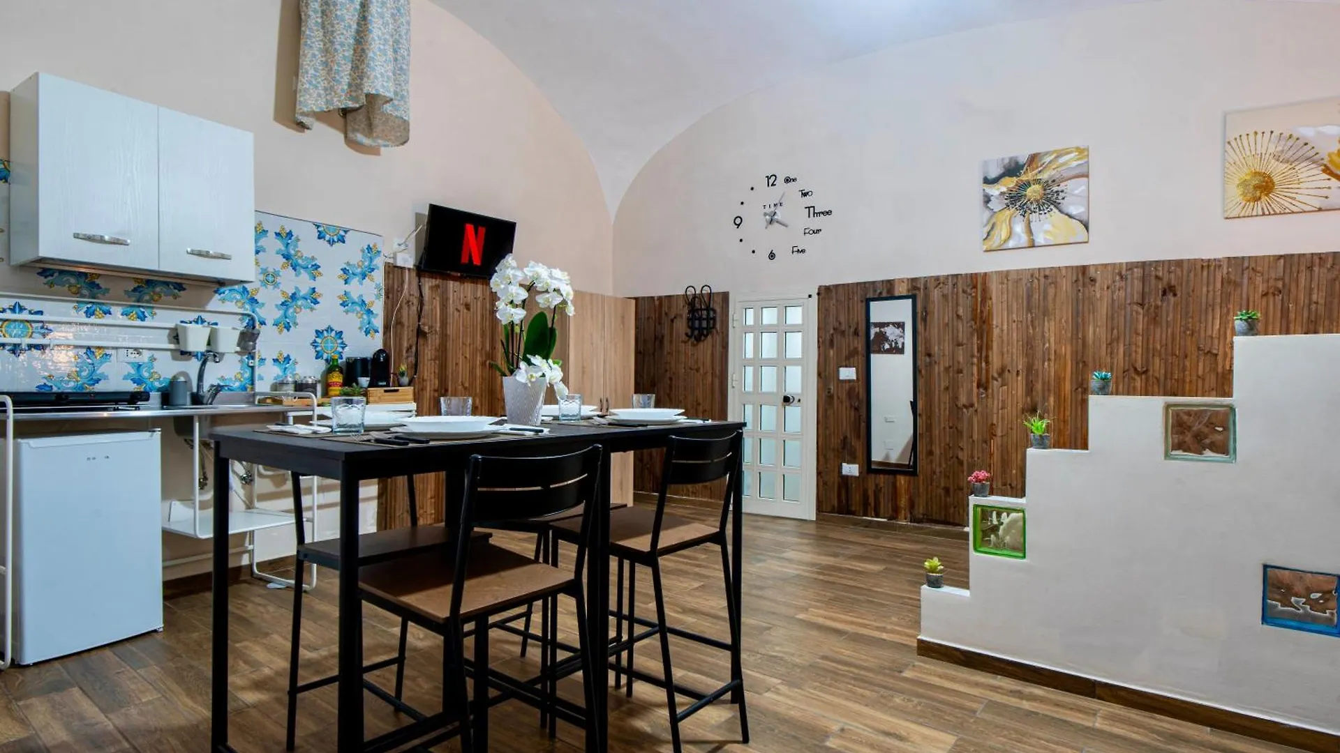 Spaccanapoli 3Min - Charming Typical Flat Apartment  Naples